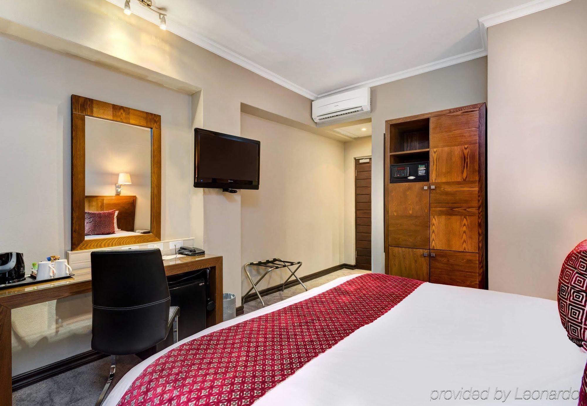 Protea Hotel By Marriott Pretoria Hatfield Exterior photo