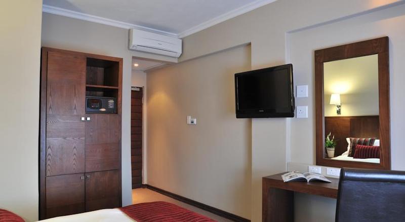 Protea Hotel By Marriott Pretoria Hatfield Exterior photo